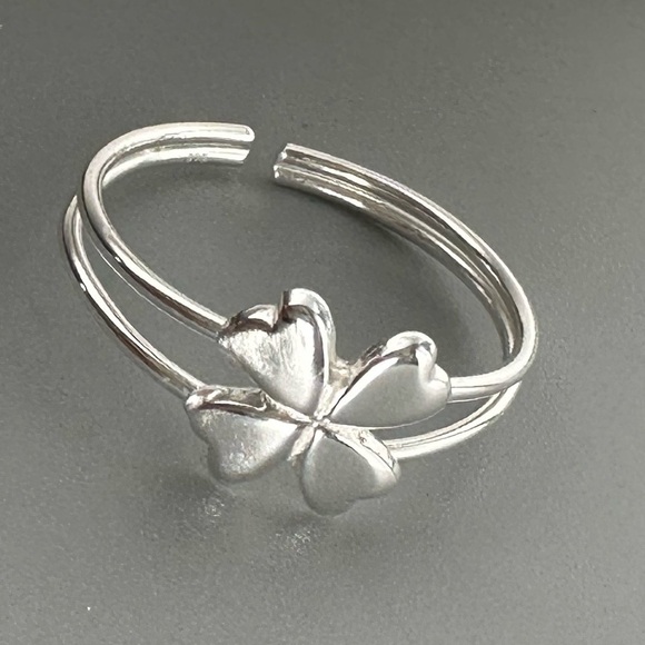Sterling Silver Adjustable Clover Toe Ring - Picture 3 of 9